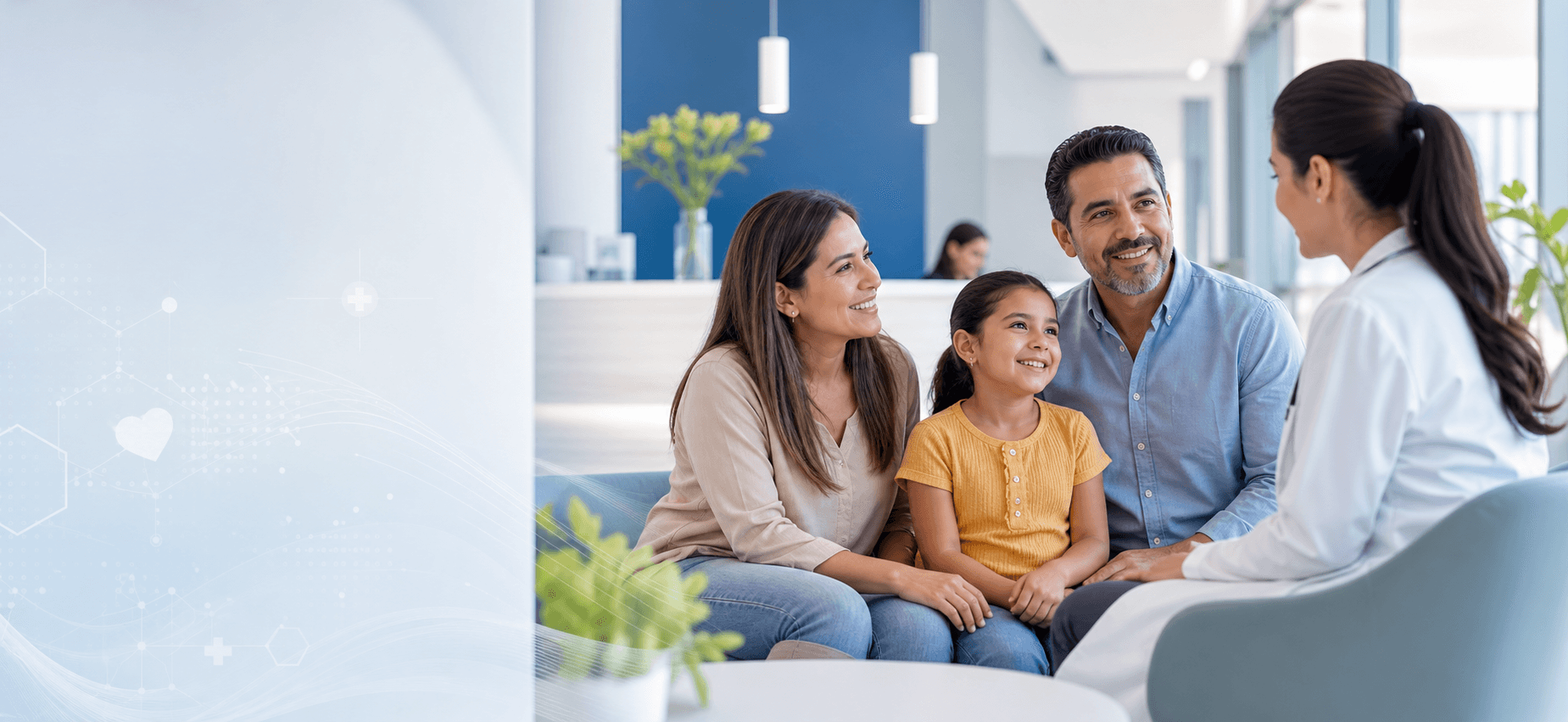 Familia recibiendo orientación médica privada en una clínica moderna